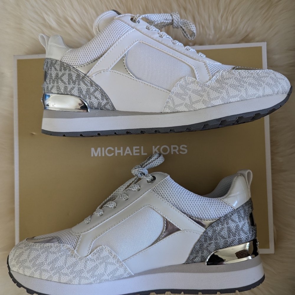 NIB Michael Kors Wilma Trainer white monogram Sneaker, size 8